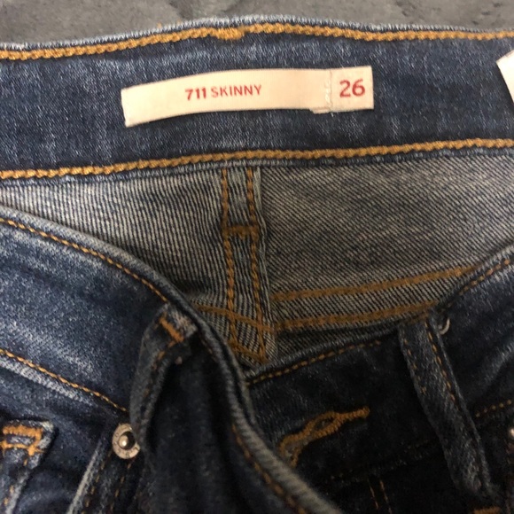 Women’s Levi jeans - Picture 3 of 3